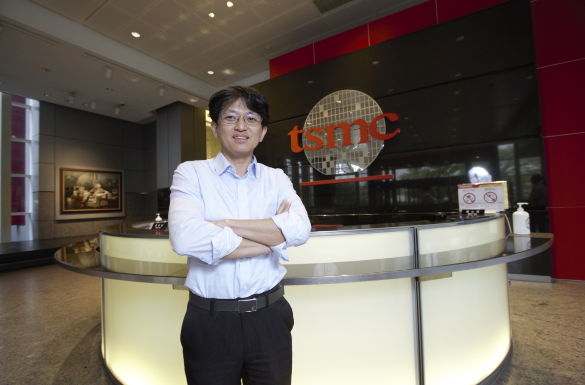 原本在中研院鑽研材料領域的李連忠，加入台積電後，便著手研究新材料。 圖：陳弘岱/攝