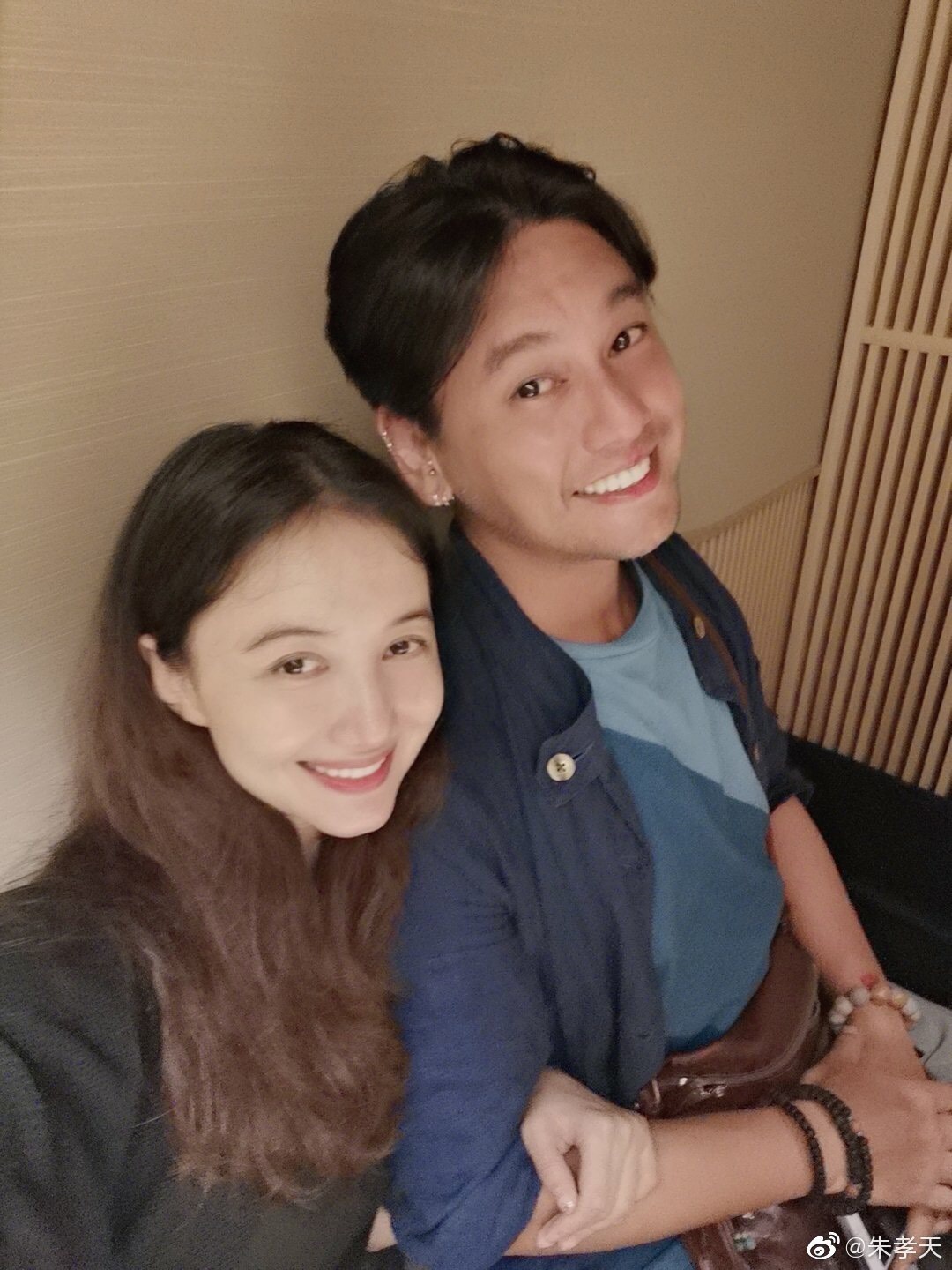 朱孝天(右)與妻子韓雯雯(左)去年結婚3周年時幸福發文。 圖：翻攝朱孝天微博