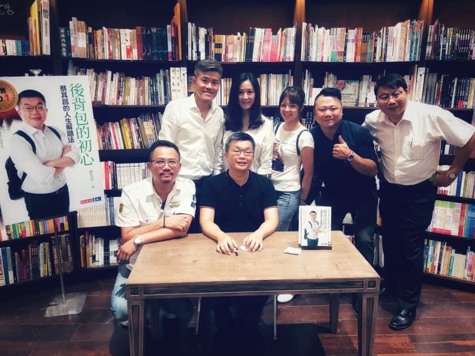 陳大鈞（右）輔佐蔡其昌（中）不遺餘力。 蔡其昌辦公室/提供