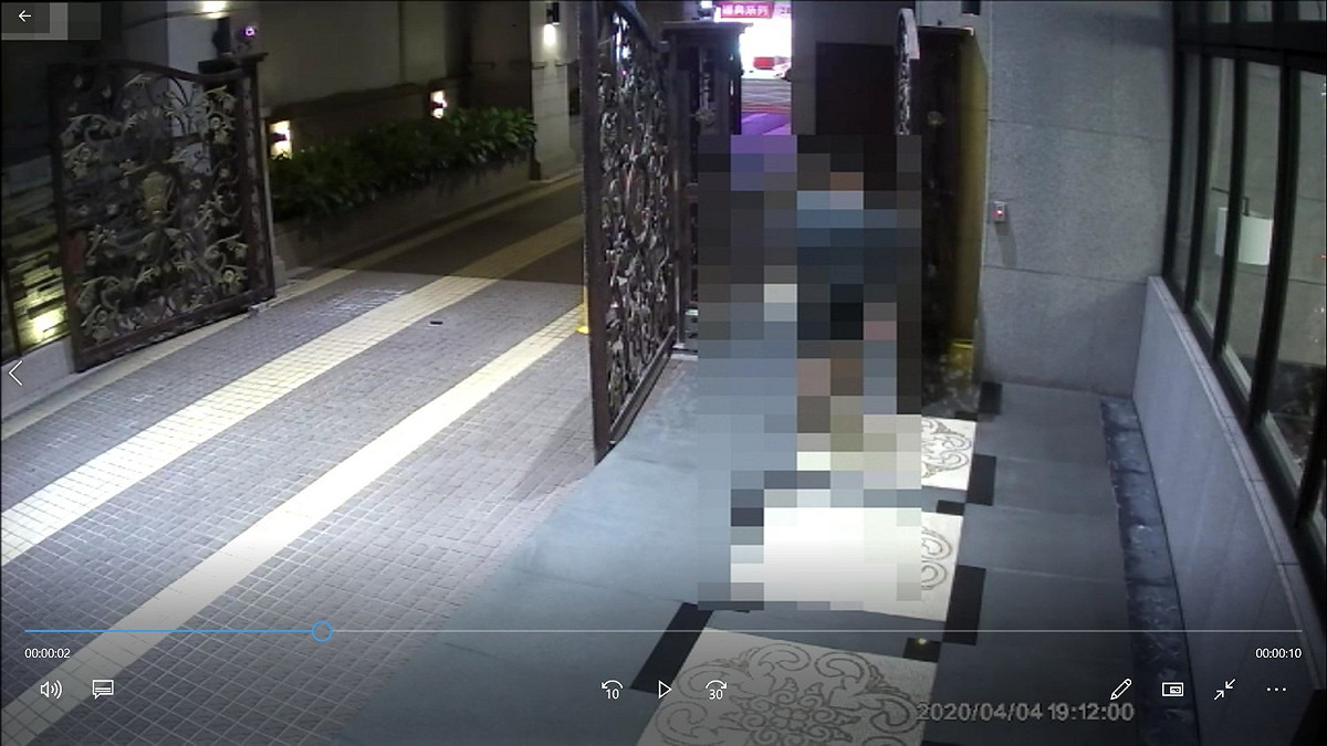 桃園一名居家檢疫男子日前因離開住家到社區大廳領外送餐遭檢舉挨罰。 圖：林昀真/翻攝