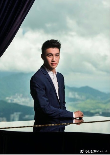 香港賭王何鴻燊與四太太梁安琪25歲的兒子何猷君。 圖：翻攝何猷君微博