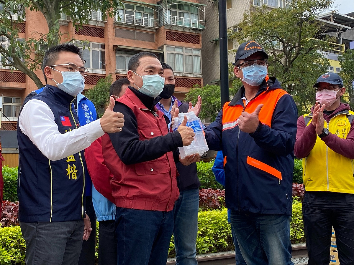 侯友宜慰勞消潔隊工作人員。 圖：新北市政府環保局／提供