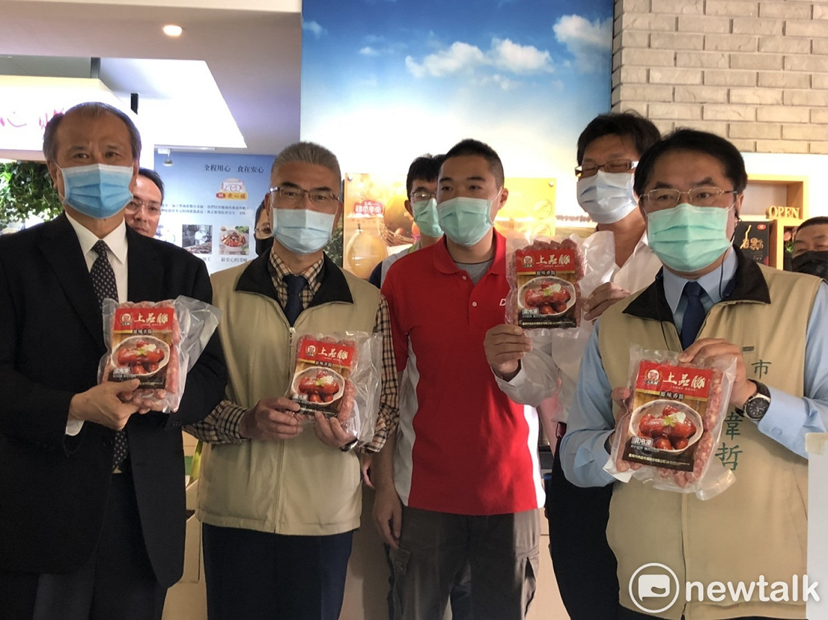 台南市長黃偉哲為推廣在地優質肉品「上品豚」品牌，偕同農業局長謝耀清、肉品市場公司總經理陳豐榮及永康區長張睿民，至大成長城公司參訪上品豚商品上架與品檢中心運作狀況。 圖：黃博郎／攝