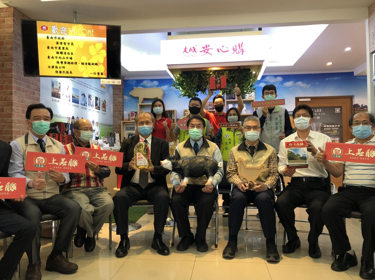 台南市長黃偉哲偕同農業局長謝耀清、肉品市場公司總經理陳豐榮及永康區長張睿民等人攜手推廣上品豚。 圖：黃博郎／攝