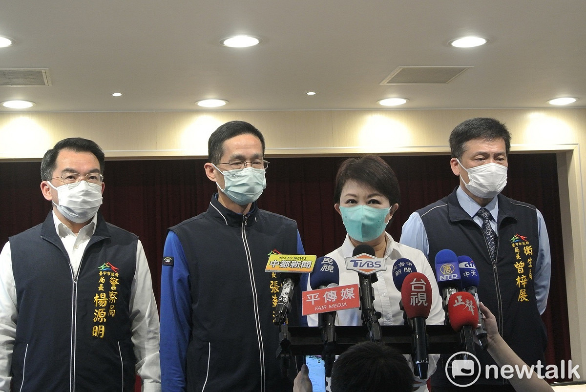 盧秀燕率警察局長等人宣布台中市即日起450家特種娛樂場所實施實名制。   唐復年/攝