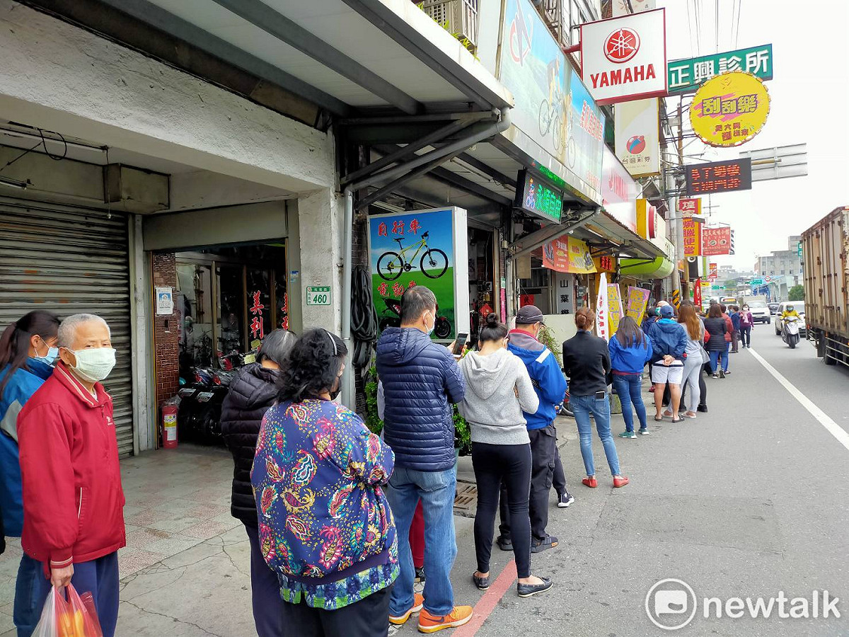 口罩實名制14天領9片口罩今（9）起開跑，不過，口罩增量後，排隊人潮相較以往增加近3倍 圖：林昀真/攝