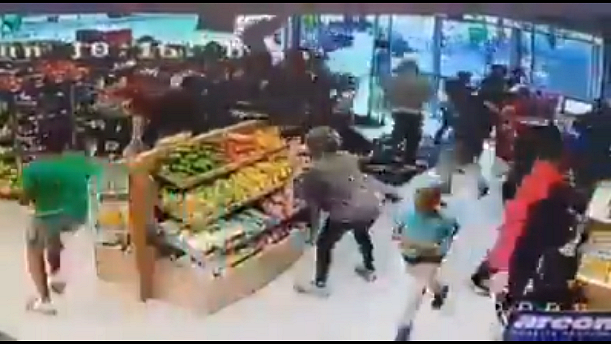 武漢肺炎疫情肆虐，南非出現一群人搶劫超商。 圖：翻攝自推特