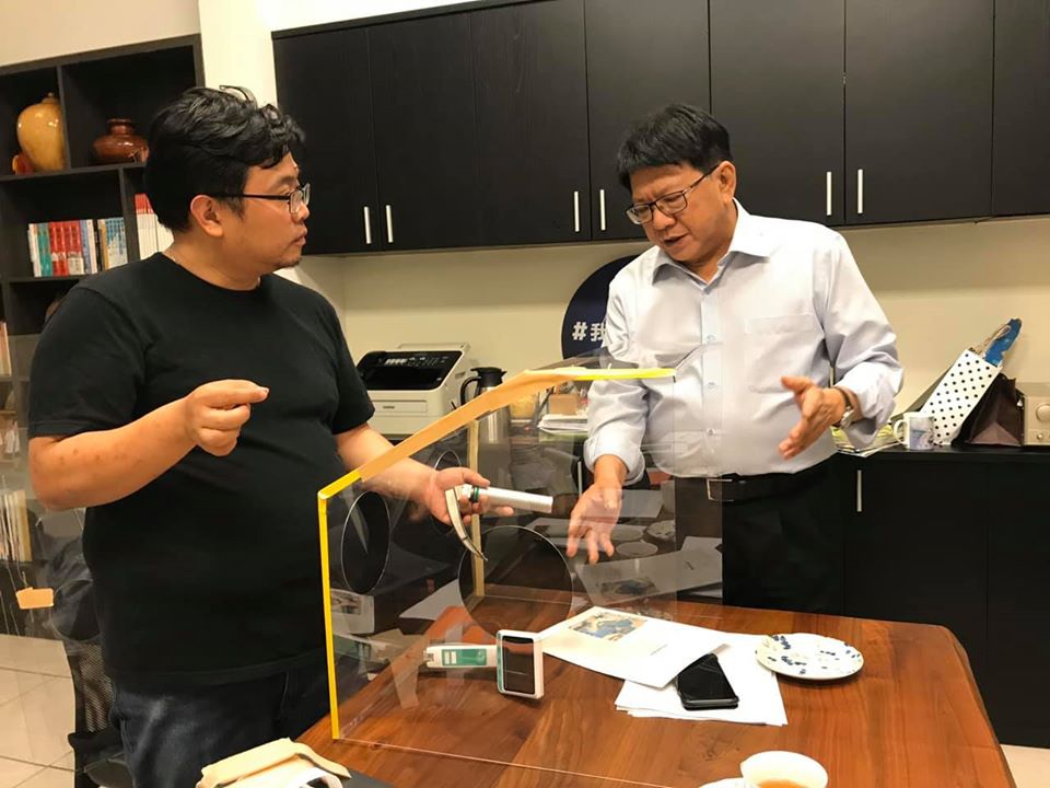 屏東麻醉專科醫師邱豑慶熙推廣「防疫箱」的計畫，獲得屏東縣長潘孟安（右）力挺。 圖：翻攝《麻的法課-邱豑慶醫師》臉書