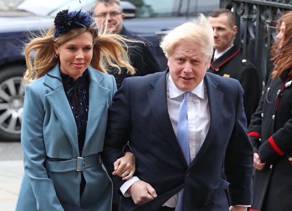 英國首相強生（前排右起）與女友西蒙茲雙雙確診武漢肺炎，但目前2人情況都已好轉。 圖：翻攝自強生臉書