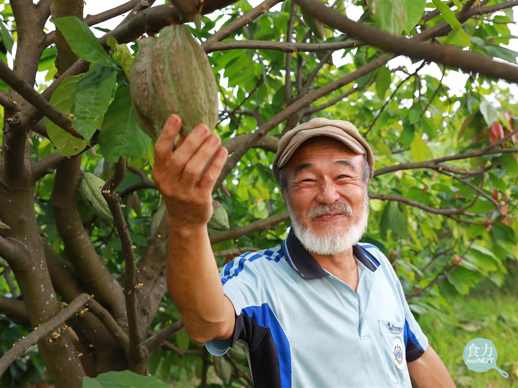 人稱「老爹」的邱銘松，是屏東可可種植的先鋒之一，如今屏東將近半數的可可樹來自於他。 圖：食力／提供