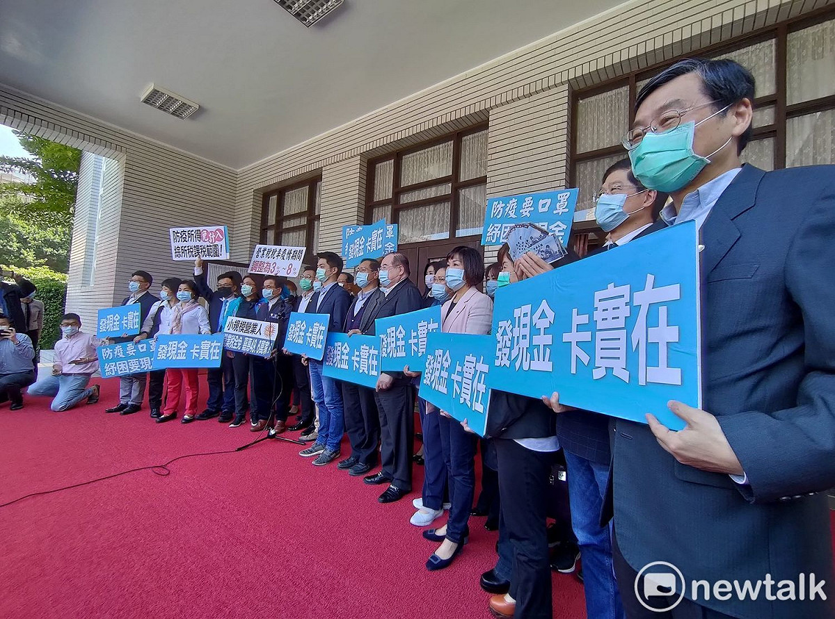 國民黨主席江啟臣率國民黨團於立法院議場前，呼籲政府直接發現金紓困。 圖：黃建豪/攝