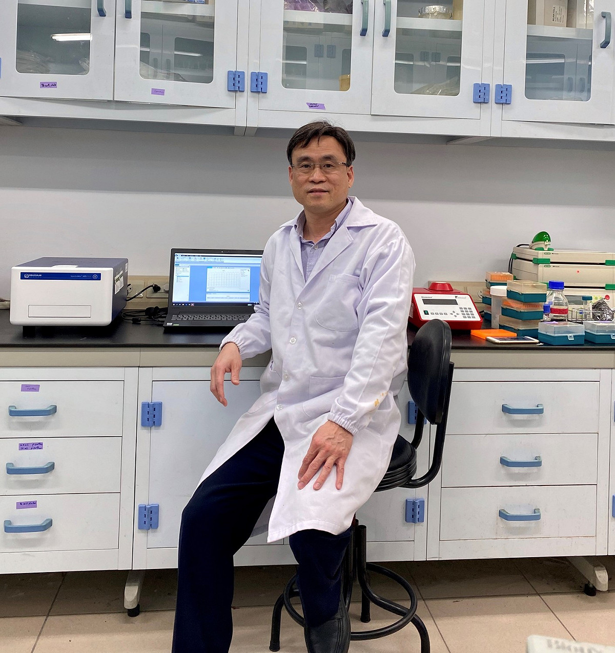 中研院生化所研究員梁博煌開發較過去強10倍之多的抑制劑。 圖：中研院提供