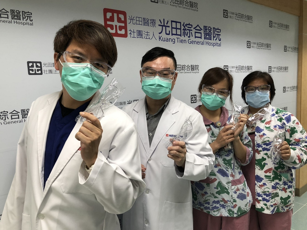 林姓患者至光田綜合醫院就醫，感謝醫護人員照顧，日前贈送120副護目裝備給醫護人員。 圖 : 光田綜合醫院/提供