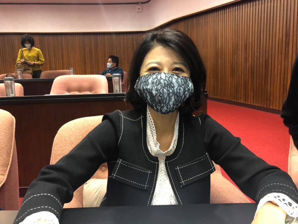 立委王定宇今（10）問立委林楚茵「妳的口罩是跟巴基斯坦買的嗎？」 圖：翻攝自「王定宇」臉書