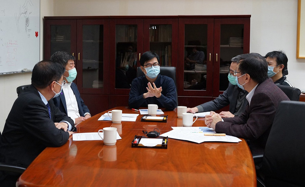 陳其邁副院長辦公室的辦公桌，是另一個防疫決策的軍機處。 圖：陳其邁臉書