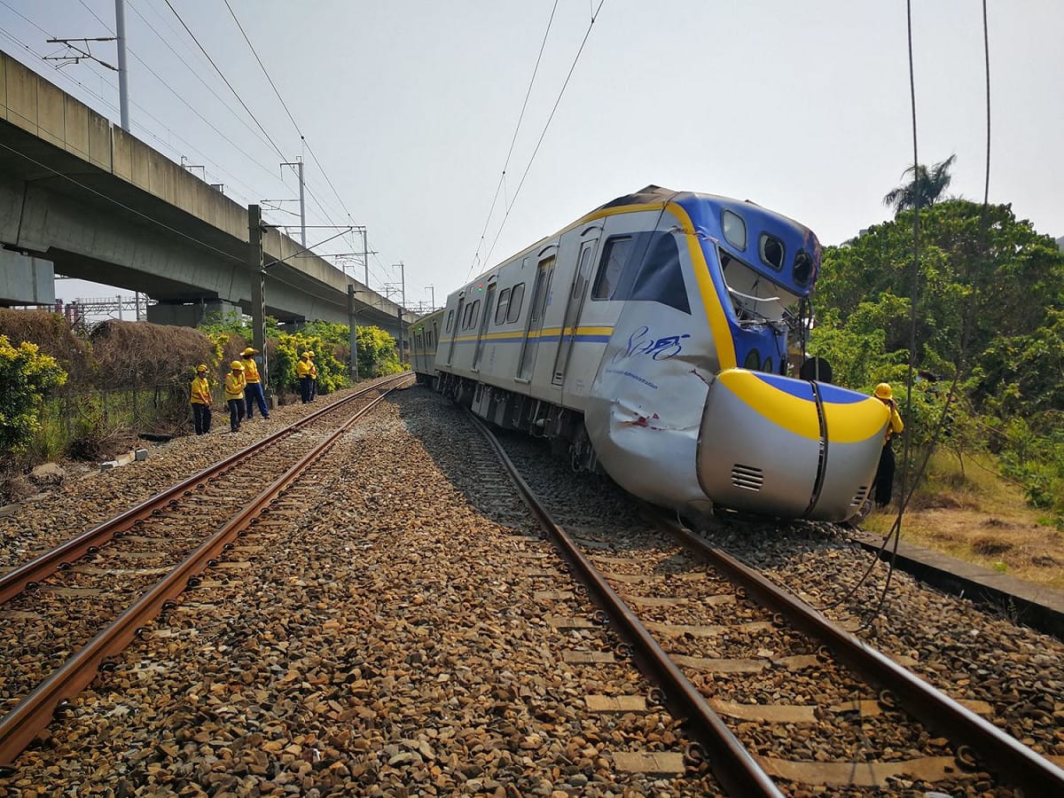 台鐵區間車前端第6、7、8車車廂第1、2軸出軌。 圖：台鐵/提供
