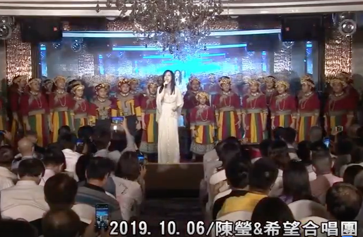 民進黨立委陳瑩PO出與希望合唱團的孩子合唱的影片。 圖：翻攝自「陳瑩（Ying Chen）」臉書