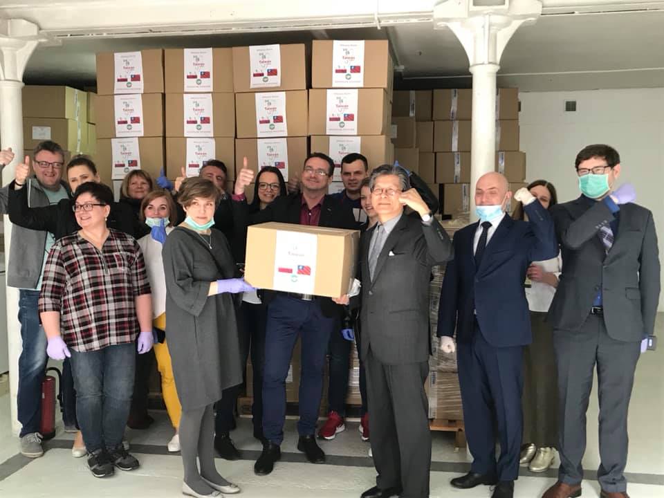 台灣捐贈的50萬片外科口罩10日上午運抵波蘭，由駐波蘭代表施文斌（右）轉交給波蘭官員。（駐波蘭代表處提供）