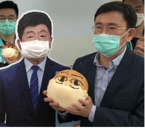 陳時中人形立牌出現在台中醫院。 圖 : 黃國書辦公室/提供