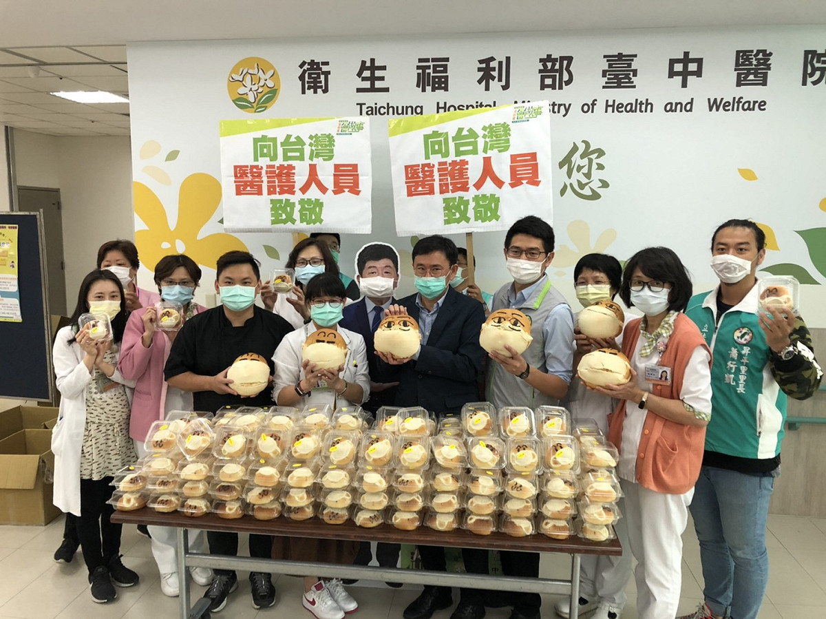 1千個「阿中紅豆胖」送給台中醫院醫護人員。 圖 : 黃國書辦公室/提供