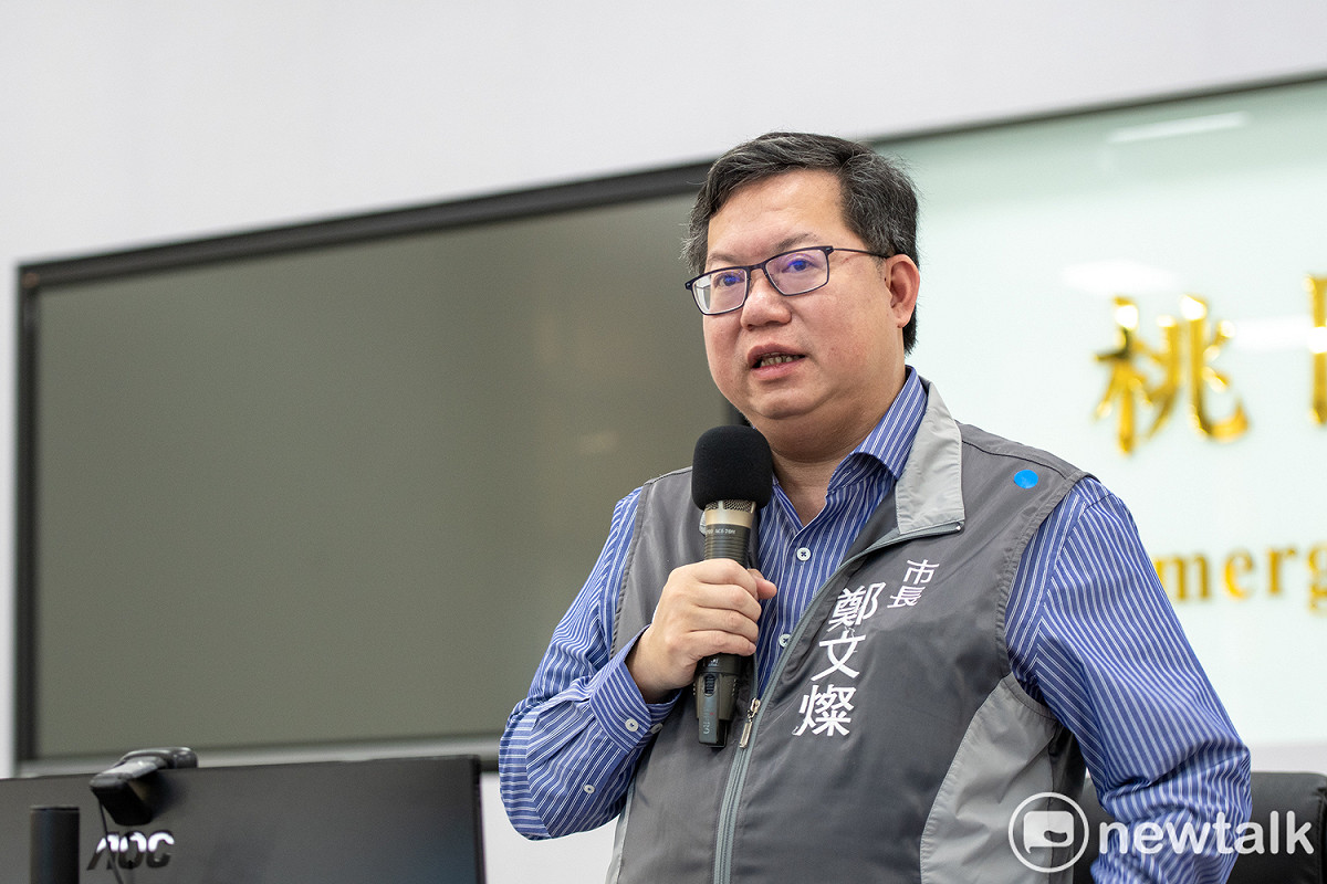 鄭文燦表示，今天開打的中華職棒開幕賽沒有開放觀眾進場，不過市府商借了機器人充當觀眾為球員加油。 圖：林昀真/攝