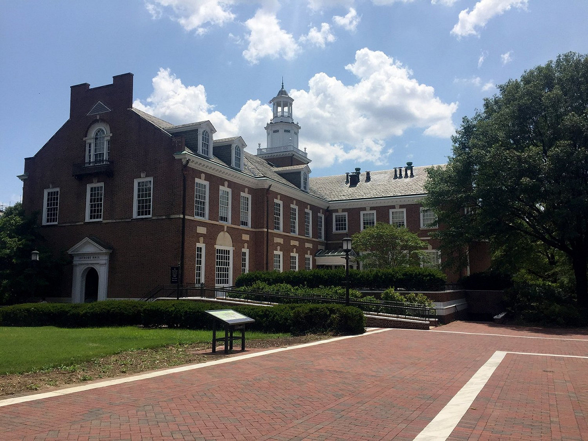 根據約翰·霍普金斯大學 (Johns Hopkins University)最新統計，10日晚間美國確診病例數已超過50萬人，死亡數則超過1萬8000人。 圖：翻攝自Johns Hopkins University臉書