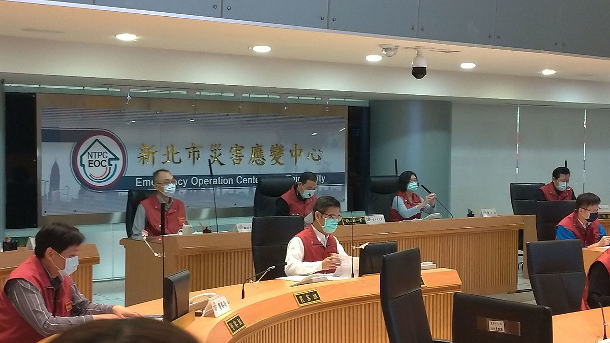 新北市長侯友宜今天在防疫應變會議，指示各局處精進防疫超前部署。 圖：新北市衛生局/提供