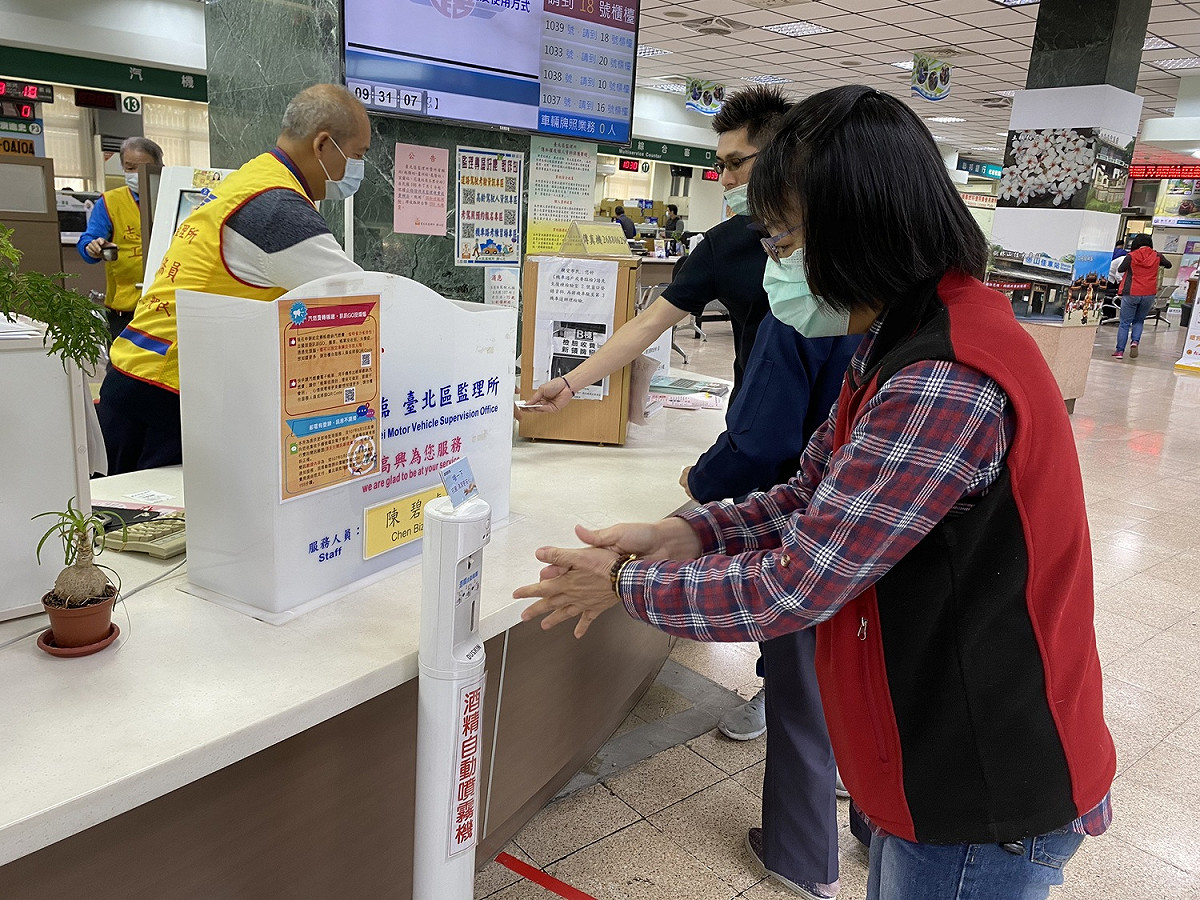 臺北區監理所暨所轄監理站13日起，實施人員進入室內全面戴口罩。 圖：臺北區監理所/提供