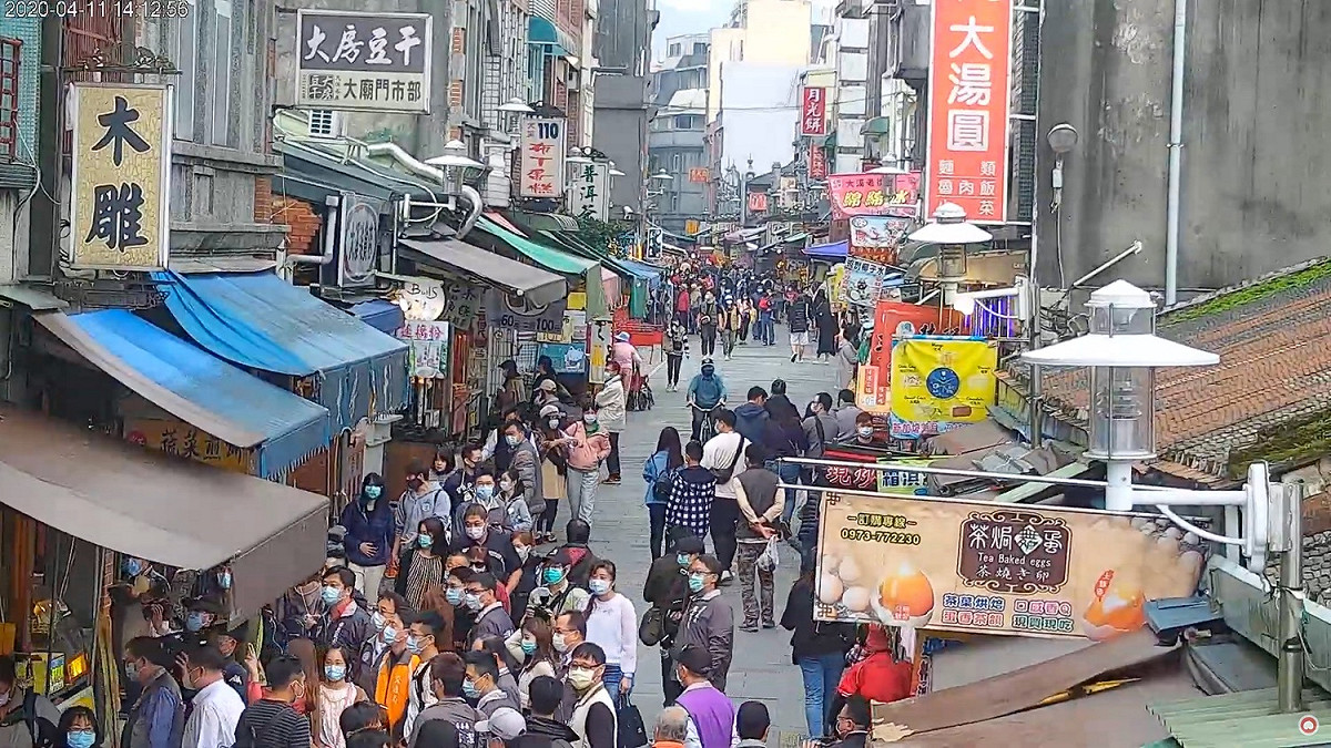 桃園市政府透過科技即時影像監控大溪老街人潮，當人潮超過管制數量60%即強制管制。 圖：桃園市政府觀旅局/提供