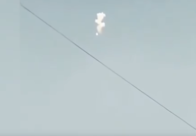 中國9日晚間在西昌衛星發射中心用長征三號乙運載火箭發射印度尼西亞PALAPA-N1衛星，然而火箭在升空約50秒後，就在空中燃燒後墜落。 圖：翻攝自YOUTUBE