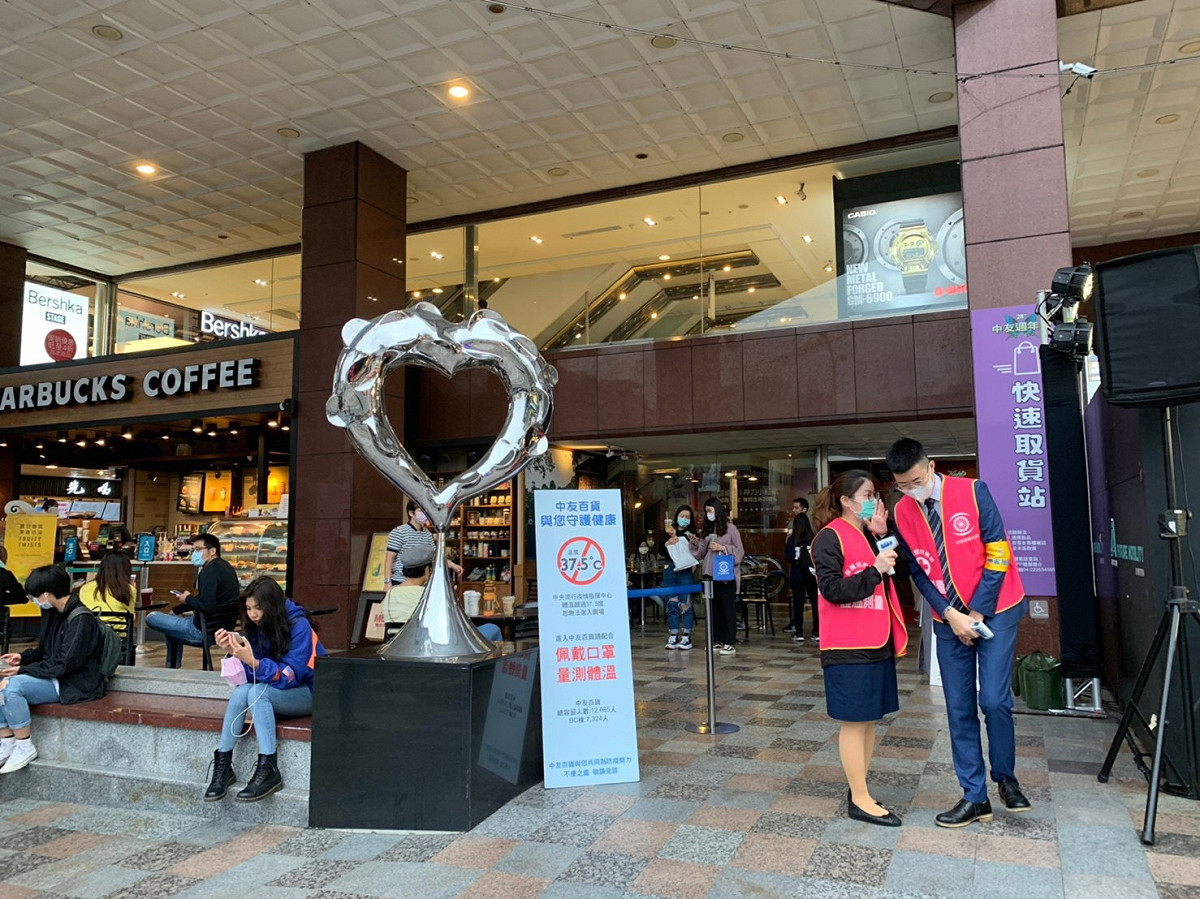 中友百貨在大門口設有快速取貨服務。 台中市政府/提供
