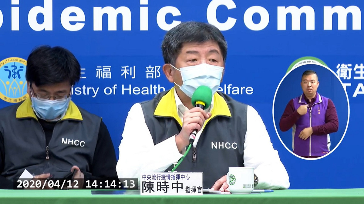 針對台灣捐贈口罩網傳新加坡有不領情的情況，中央流行疫情指揮官陳時中坦言，台灣捐贈物資給各國都是透過外交系統，當取得協調才會發送。 圖：翻攝自疾管署直播