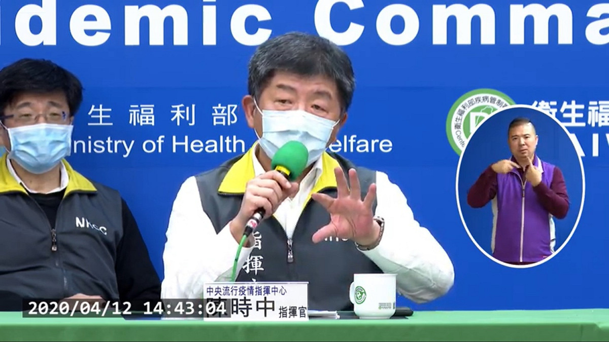 針對有藥師提議，「由工廠直接配送口罩給藥局」來解決大小不一的問題，中央流行疫情指揮官陳時中今日在記者會上反覆思考後回應道，工廠要怎麼配？這「沒通」......現在比較好。 圖：擷取自疾管署直播
