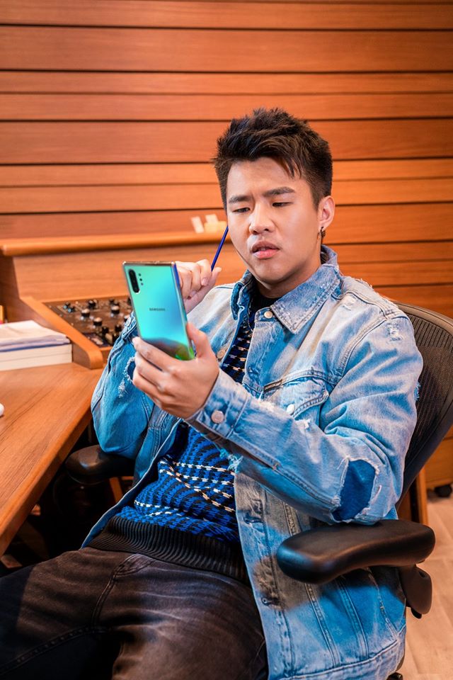 美國密西根大學研究團隊指出，正確地使用3C產品，可避免耗損內部電池壽命。圖為使用手機示意圖。 圖：取自三星臉書