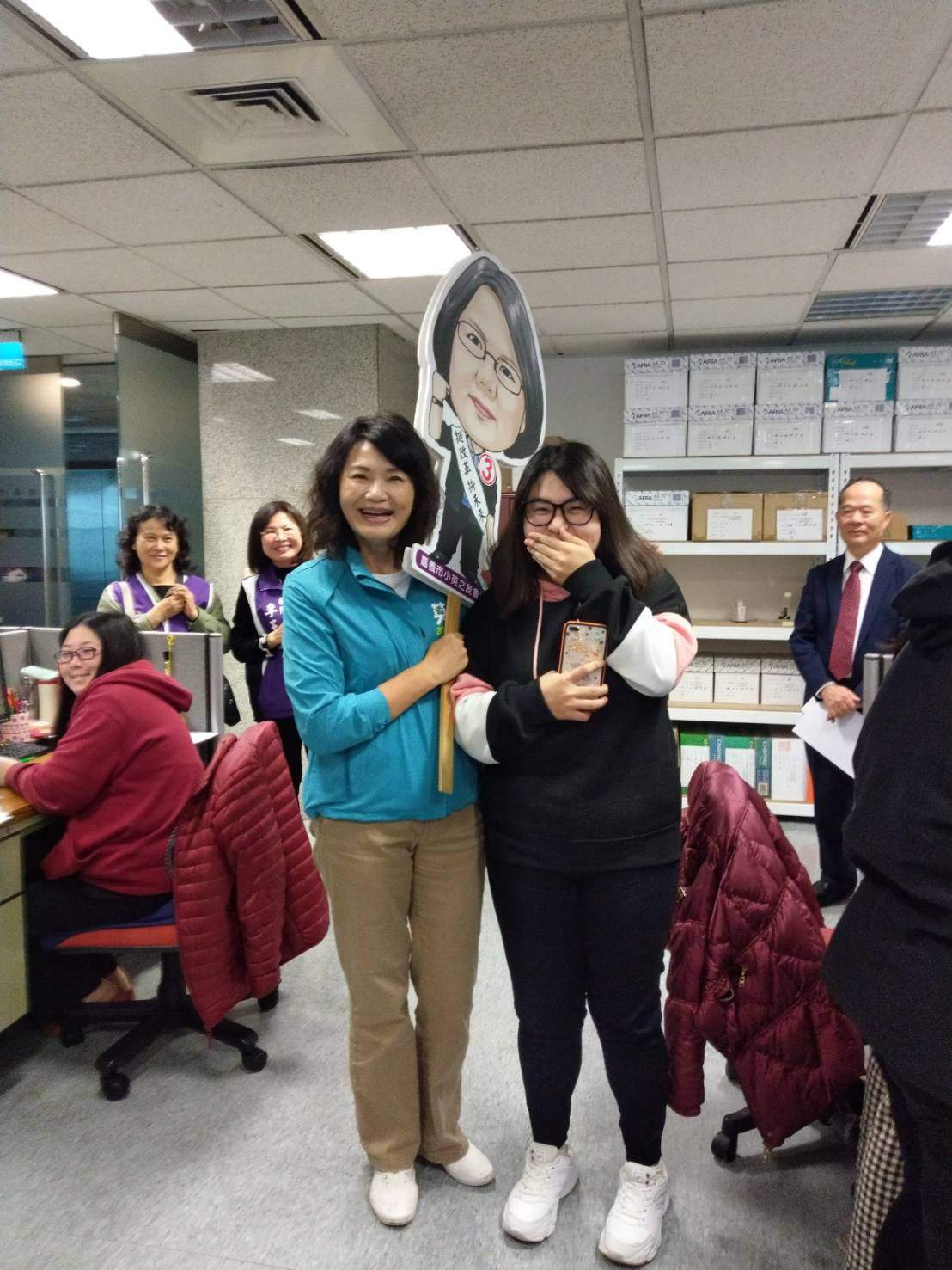 小英之友會頗為活躍，圖為嘉義小英之友會總會長黃淑英於今年總統大選期間與粉絲合影。 圖：嘉義小英之友會/提供