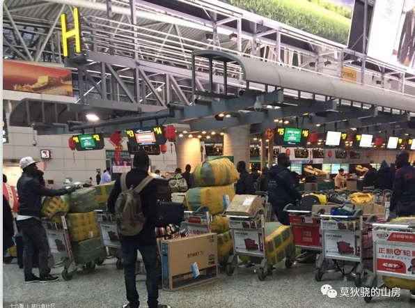 許多非洲黑人在廣東白雲機場搭機。 圖 : 翻攝自微信