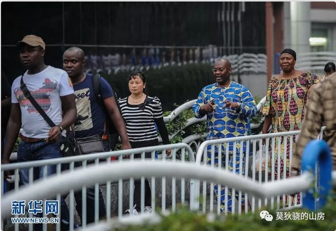 非洲黑人在廣州街頭。 圖 : 翻攝自新華網