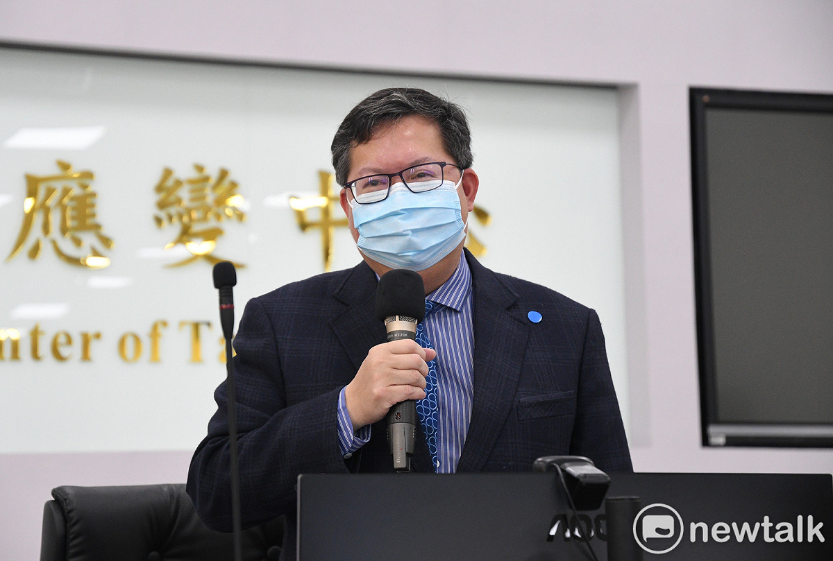 鄭文燦宣布桃園市自4/20起洽公除了憑市民卡或身份證實名制之外，另外還要強制戴口罩。 圖：林昀真／攝