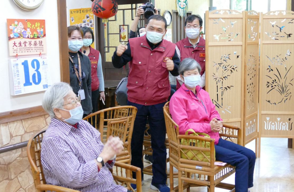 侯友宜訪視老人日間照顧中心防疫情形。 圖：新北市政府衛生局／提供