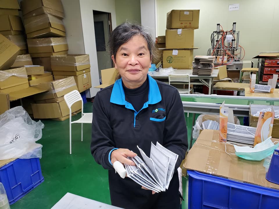 趕工口罩遭夾斷手指的顏女士今天復工。 圖：翻攝自黃光芹臉書