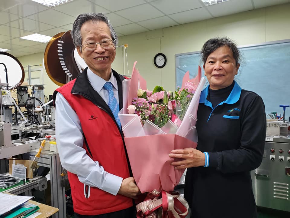 顏女士復工，她的老闆「摩戴舒」董事長鄭永柱，為她獻上一束鮮花。 圖：翻攝自黃光芹臉書
