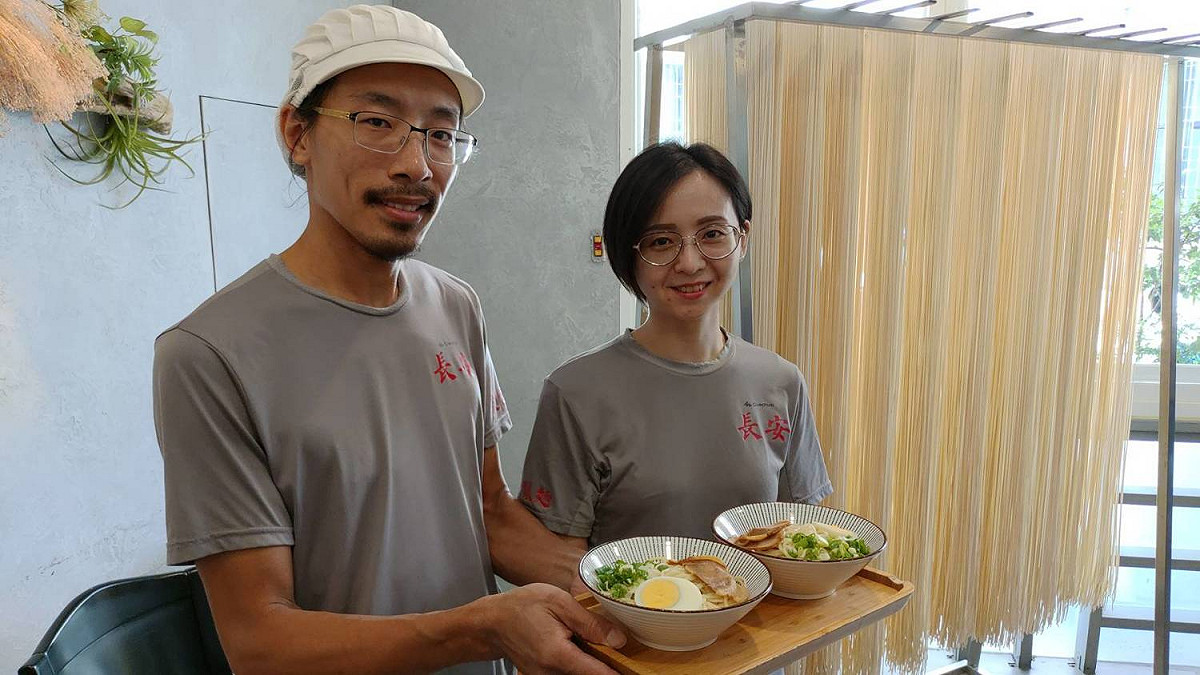 長安製麵吳冠翬(左)強調，北緯23.5度的屏東，恰如太陽城四季如春，因此，飽滿的陽光，讓人每一口都感受到和風暖陽的心意 圖／黃耀寬提供