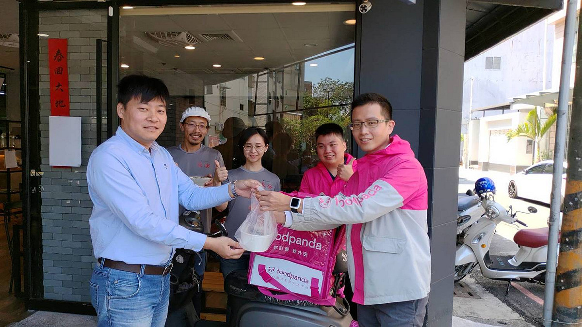 因應防疫需求，漫時光早午餐創辦人徐皖台(左一)、美食外送平台foodpanda區經理蘇子翔(右一)、長安製麵吳冠翬(左二)與策展人黃耀寬發起「把風和日麗送到你家」 圖／黃耀寬提供
