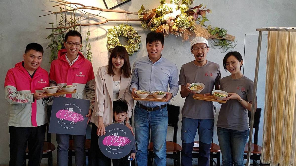因應防疫需求，漫時光早午餐創辦人徐皖台(右三)、美食外送平台foodpanda區經理蘇子翔(左二)、長安製麵吳冠翬(右二)與策展人黃耀寬發起「把風和日麗送到你家」 圖／黃耀寬提供