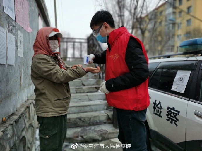 中俄邊境的黑龍江省疫情嚴重，檢疫人員在街上掃描民眾健康碼。 圖：翻攝自微博（資料照片）
