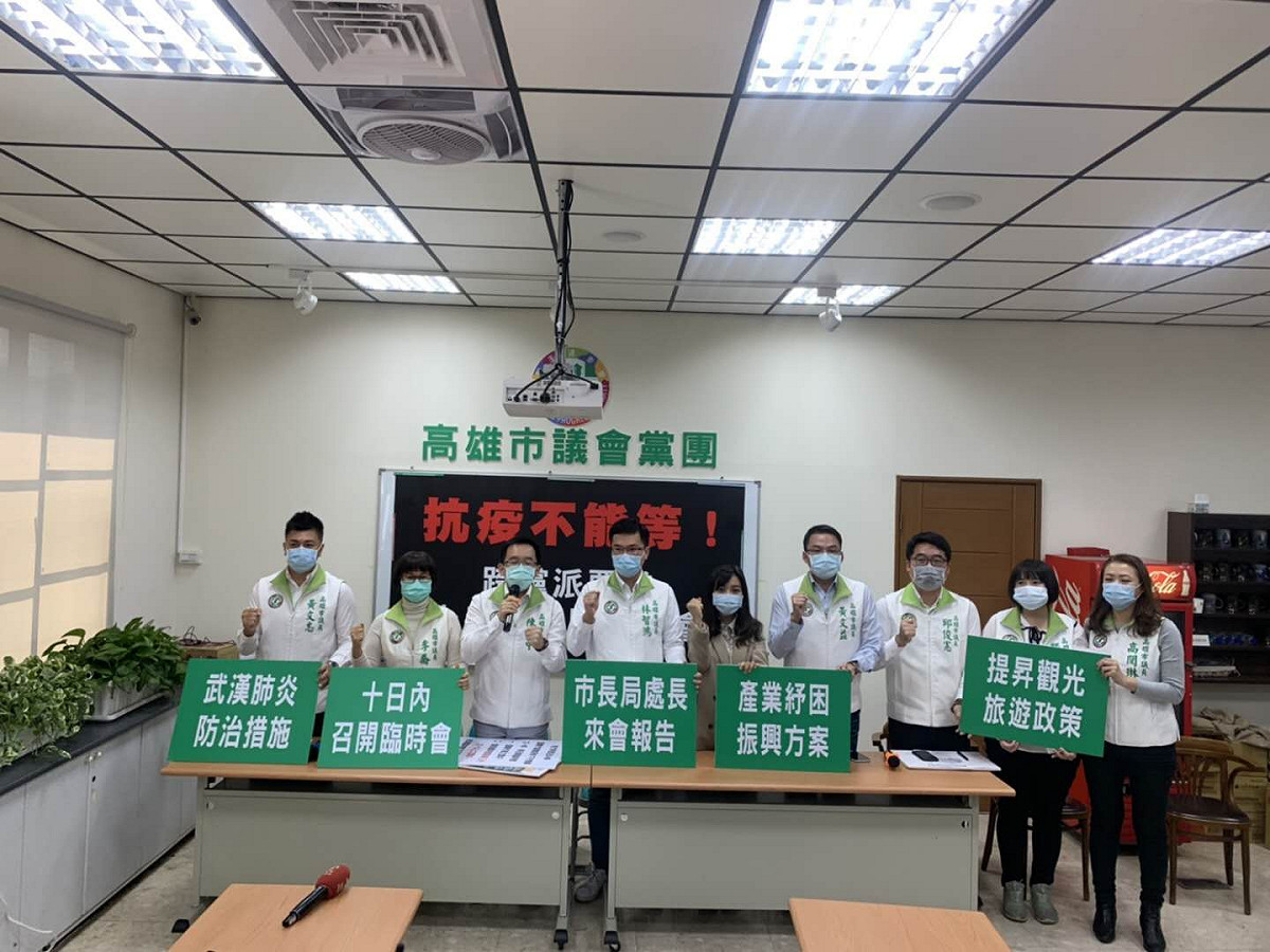 民進黨高市議會黨團召開跨黨派記者會，要求10日內召開臨時會。 圖：民進黨高市議會黨團