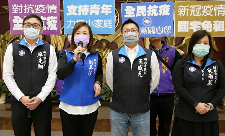 新北市議員廖先翔（左起）、劉美芳、王威元及宋雨蓁等人連袂開記者會，為新北市社會住宅的住戶爭取租金減免。 圖：新北市議劉美芳/提供
