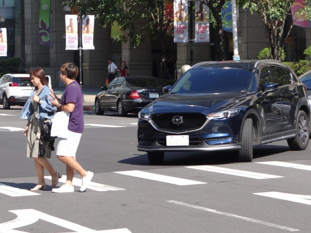 新北開罰車輛未禮讓行人過馬路，每天多達30多件，最高罰3600元。 圖：新北市交通局/提供