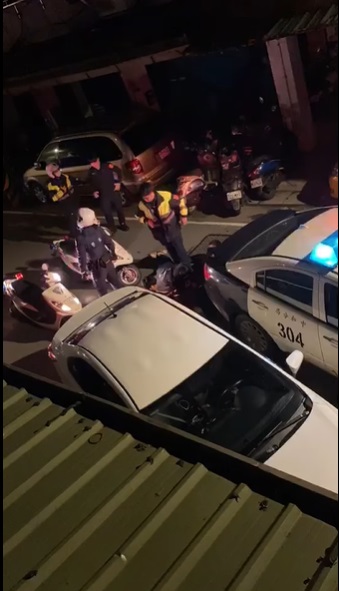 新北市中和分局於今年4月7日晚間以腳狠踹受逮捕之少年頭部，甚至對周遭居民叫囂「X你娘」。 圖：擷取自我的紫袍夢－3年9月的檢察官日誌臉書