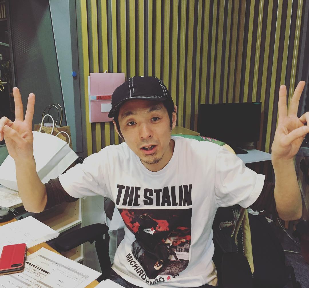 宮藤官九郎表示自己目前很好，強調大家應好好待在家中以防止感染。 圖 : 翻攝自宮藤官九郎IG